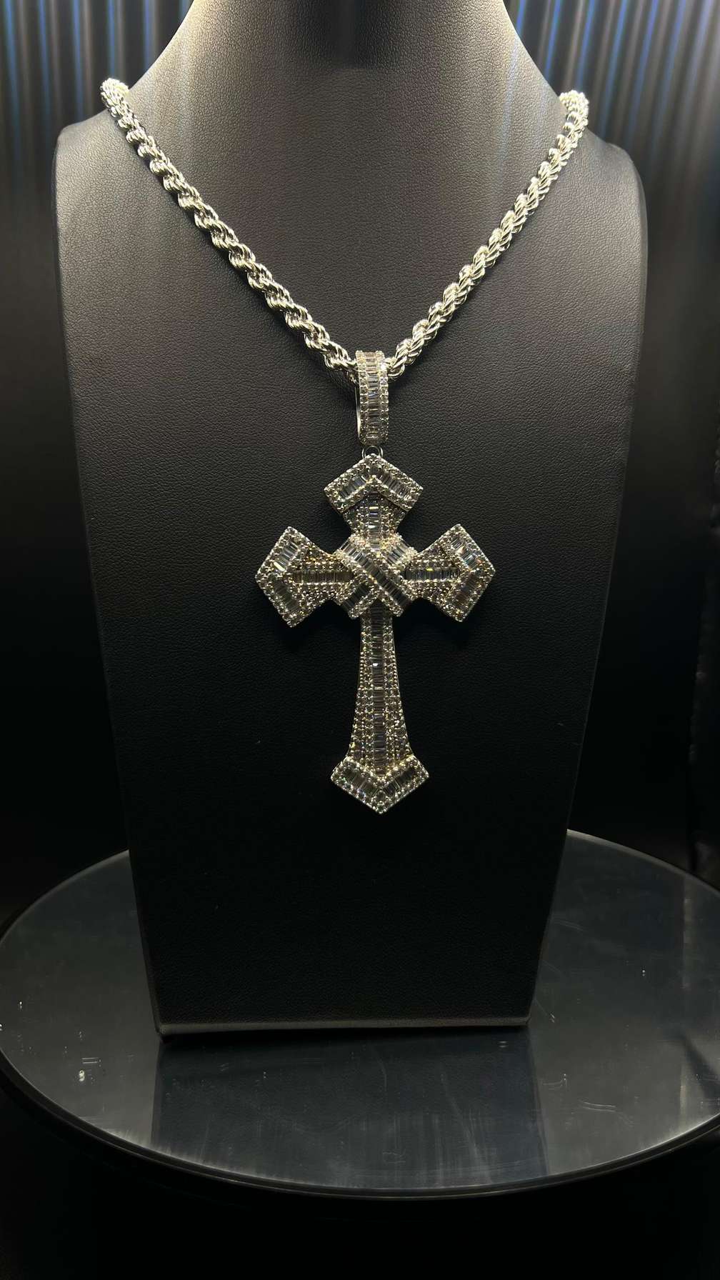 Collier Croix Sertie de Diamants avec Chaîne Torsadée